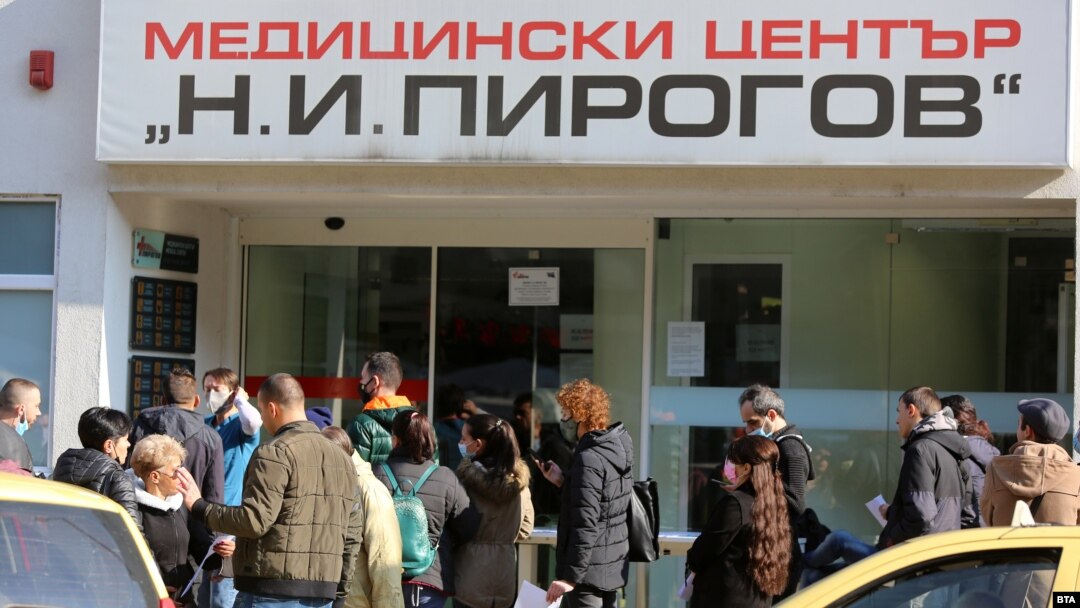Опашка пред УМБАЛСМ „Н. И. Пирогов” за имунизиране срещу COVID-19. Снимката е от 20 октомври 2021 г.