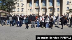 აქცია რუსთავის მერიასთან, რუპორით ადვოკატი ანა კეკენაძე