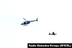 Helikopter helikopterskog servisa Republike Srpske i avion EUFOR-a iznad lokacija na Jahorini gdje je održana protuteroristička vježba, 22. oktobar 2021.