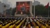 A képernyőn Hszi Csin-ping kínai elnök, amint a Kommunista Párt megalakulásának századik évfordulóján beszél a pekingi Tienanmen téren 2021. július 1-jén