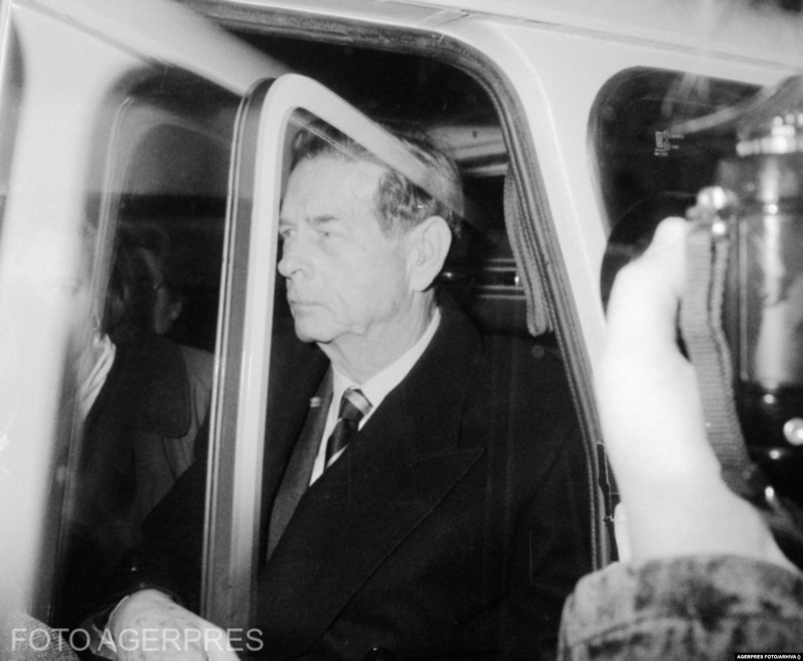 În 25 decembrie 1990, Regele Mihai aterizase în România și se îndrepta spre Curtea de Argeș. Mașinile au fost blocate de autorități pe Șoseaua București-Pitești și întoarse la aeroport. La revenirea acasă, la un an de la căderea regimului care îl alungase, cu prețul vieții a 1.166 de români, Regele Mihai a fost forțat, din nou, să plece.