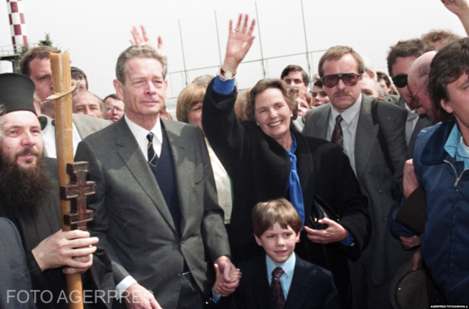 În Sâmbăta Mare, pe 25 aprilie, Regele și Regina Ana, însoțiți de prințul Nicolae sunt primiți la aeroportul din Salcea/județul Suceava de arhiepiscopul Sucevei și Rădăuților, de unde au mers la Putna.