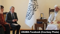 دیبرا لاینز نماینده خاص سازمان ملل متحد در افغانستان (چپ) حین دیدار با عبدالسلام حنفی معاون رئیس الوزرای حکومت طالبان در کابل.
