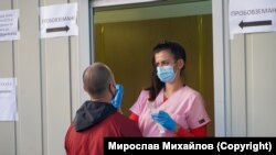 Një qytetar duke u testuar për koronavirus në Sofje të Bullgarisë.