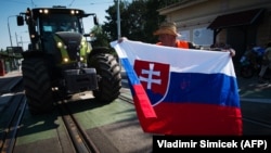 Az EU agrártámogatási rendszerének visszásságai miatt tiltakozik egy szlovák gazda 2018. június 20-án Pozsonyban. A gazdák átlátható szabályozást követeltek a földhasználati jogban és a brüsszeli támogatások elosztásában.