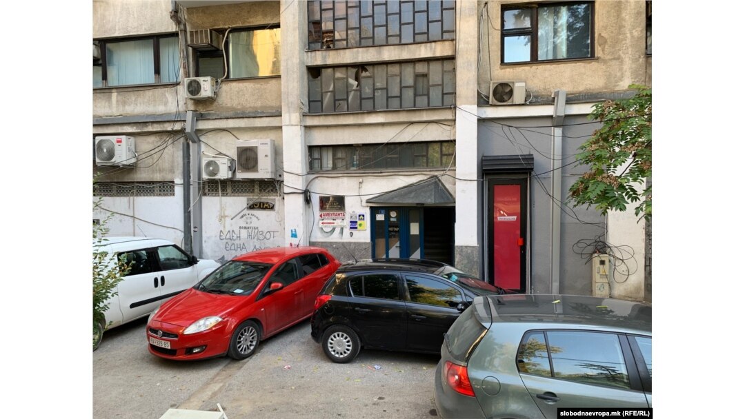 Фасадите и влезовите на зградите чија предна страна е во барок стил во најстрогиот центар на Скопје