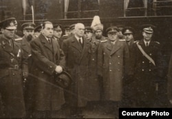 Petru Groza (centru, în civil), proaspăt devenit prim-ministru la 6 martie 1945, în urma presiunilor lui Andrei Vîşinski, adjunctul ministrului sovietic de Externe, aici în stânga lui Groza. Cluj, la 13 martie 1945, în întâmpinarea Regelui Mihai invitat la ceremonia de transfer a administrației Transilvaniei de Nord de la sovietici la români.