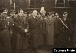 Petru Groza (centru), proaspăt ales în funcția de prim-ministru la 13 martie 1945, alături de Andrei Vîșinki, adjunctul ministrului de Externe al URSS la Cluj. Îl invitaseră pe Regele Mihai să participe la ceremonia de predare a administrației Ardealului de Nord autorităților române, după ce ținuseră în șah Bucureștiul vreme de cinci luni. Transilvania era eliberată de naziști și hortiști încă de la 25 octombrie 1944, ziua de naștere a lui Mihai I.