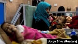 Farzana, 30 vjeç, mban foshnjën e saj njëvjeçare, Omar, në spitalin e fëmijëve Indira Gandhi në Kabul, Afganistan. 