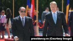 Abdel Fattah al-Sisi a fost primit cu onoruri militare, procedura standard pentru vizitele șefilor de stat la București.