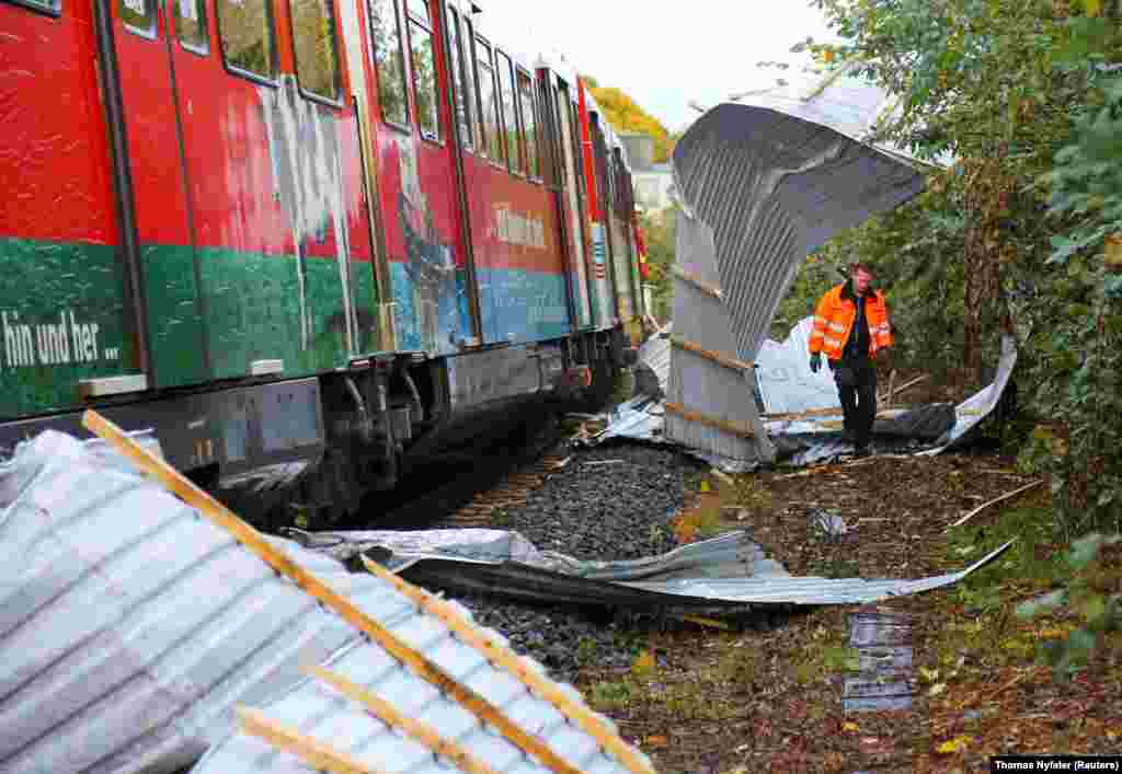 Tetőket szakított le a tomboló szél a németországi&nbsp;Neumünsterben, ahol emiatt fel kellett függeszteni egy időre a vonatközlekedést is október 21-én