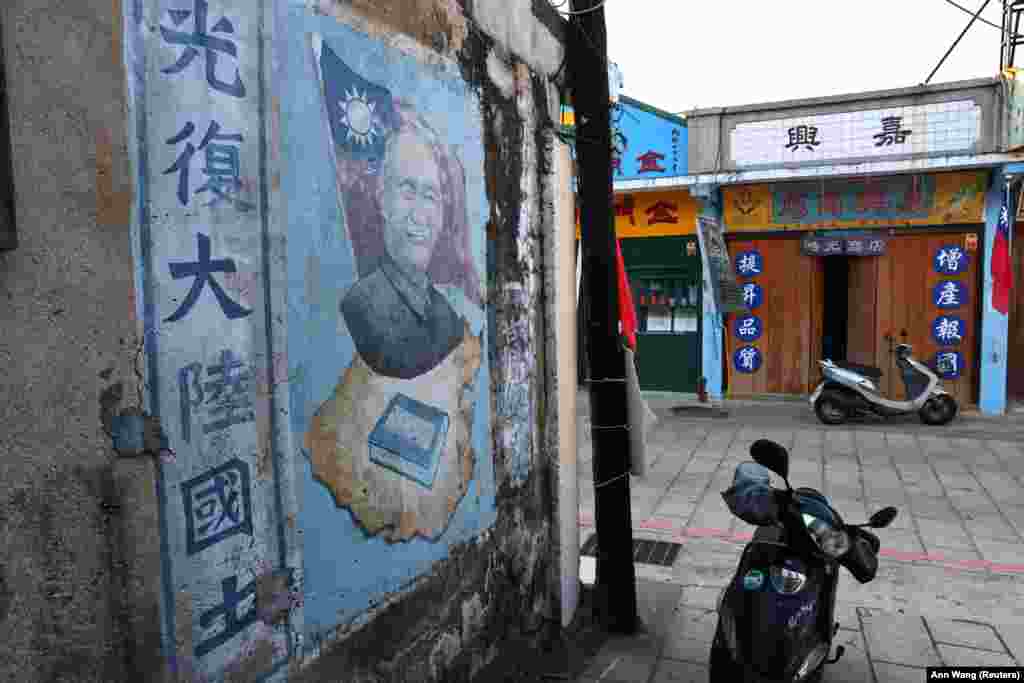 Egy épület falán látható festmény Tajvan korábbi miniszterelnökét,&nbsp;Csang Kaj-seket ábrázolja