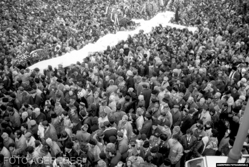 Sute de mii de oameni au participat la funeraliile lui Corneliu Coposu. Oameni din întreaga țară au venit în București, în condițiile în care conducerea PDSR-istă a refuzat organizarea unor funeralii naționale.