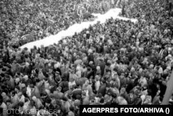 Sute de mii de oameni au participat la funeraliile lui Corneliu Coposu. Oameni din întreaga țară au venit în București, în condițiile în care conducerea PDSR-istă a refuzat organizarea unor funeralii naționale.