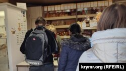 Очередь за хлебом в одном из магазинов Севастополя. Иллюстрационное фото