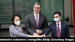 Predsednik Srbije Aleksandar Vučić, ambasadorka Kine u Srbiji Čen Bo i Qui Guozhu, predstavnik borda direktora Zijin Mining Group, na ceremoniji otvaranja rudnika bakra i zlata "Čukaru Peki". 