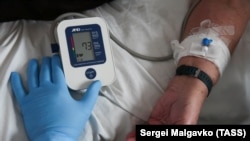 Пациенту измеряют давление в одной из больниц в Крыму (архивное фото)