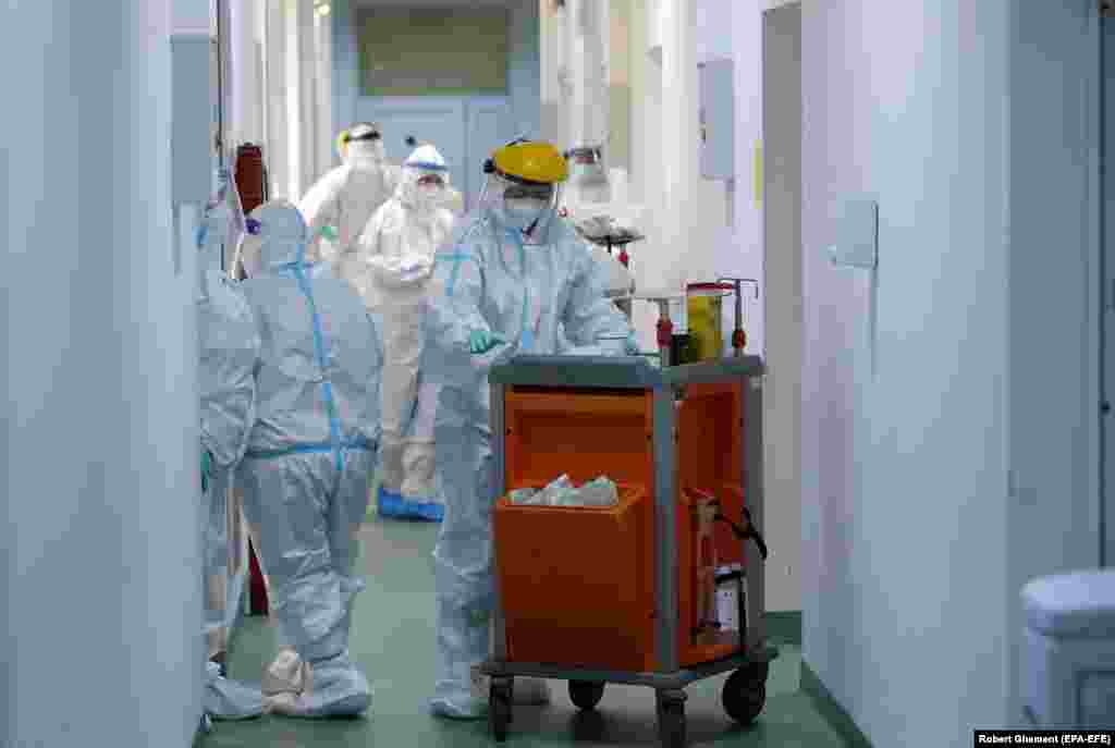 Medical staff in protective equipment distribute medication in the Marius Nasta Institute of Pneumology on October 15.&nbsp;