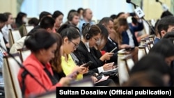 Журналисты Кыргызстана на пресс-конференции. Иллюстративное фото. 