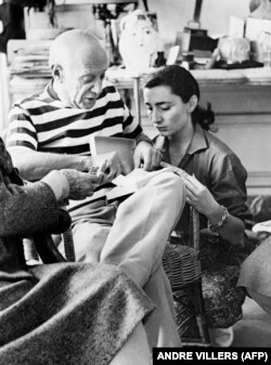 پیکاسو در کنار همسرش ژواکین در اکتبر ۱۹۶۱ در آستانه هشتاد سالگی‌اش