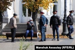 Полицейские в районе площади, заявленной как место проведения митинга, Алматы, 23 октября 2021 года