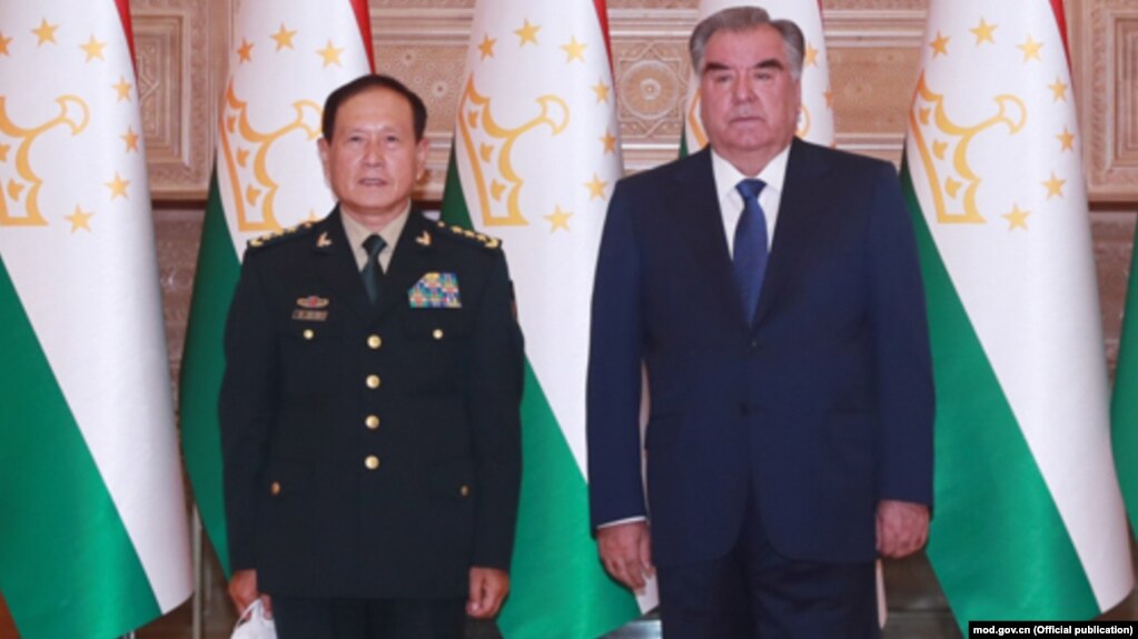 Предложение передать право собственности на базу Китаю было представлено президентом Таджикистана Эмомали Рахмоном (справа) министру обороны Китая Вэй Фэнхэ во время его поездки в Таджикистан в начале этого года