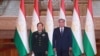 Emomali Rahmon tádzsikisztáni elnök és Vej Fenghe kínai államtanácsos és védelmi miniszter (bal oldalt) dusanbei tárgyalásuk előtt 2021. július 27-én