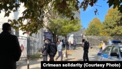 Российские силовики задерживают крымских татар возле здания суда в Симферополе, архивное фото