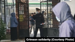 Российские силовики задерживают крымских татар под зданием суда. Симферополь, 25 октября 2021 года