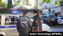 Эневер Ниметуллаев в полицейском авто у здания суда в Симферополе, 26 октября 2021 года