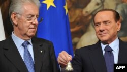 Поранешниот италијански премиер Силвио Берлускони свечено му ја предава функцијата на неговиот наследник Марио Монти.
