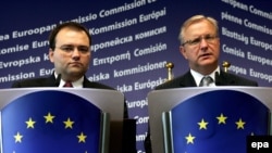 Vicepremijer Ivica Bocevski (levo) i komesar za proširenje EU Oli Ren (desno) na pres konferenciji u Briselu , 04. septembar 2008.