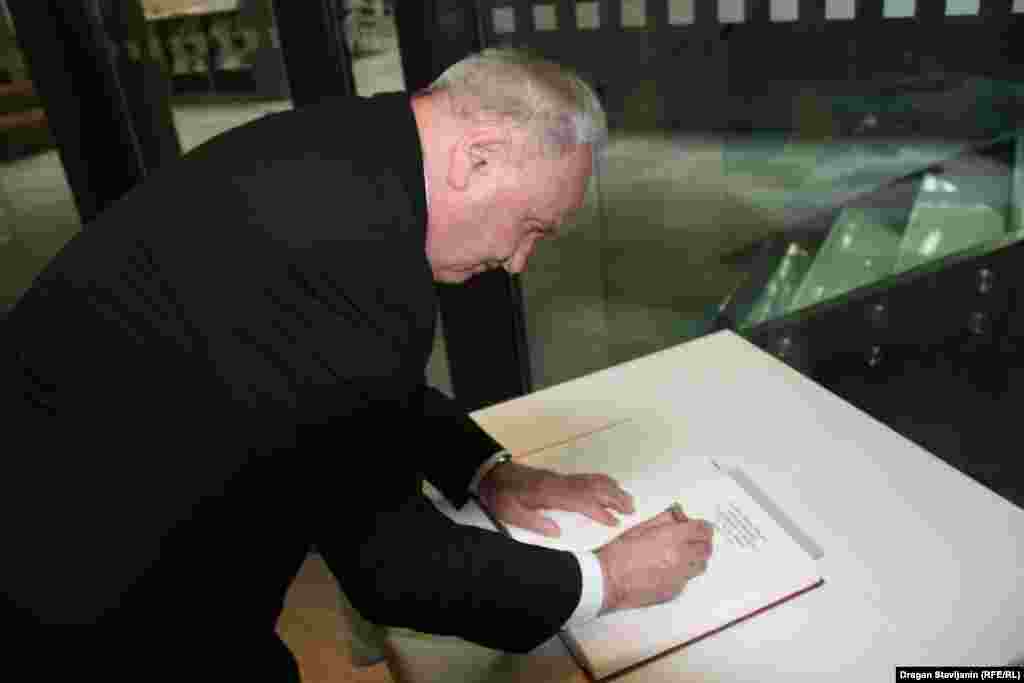 Preşedintele Nicolae Timofti, scriind în cartea de onoare a Europei Libere