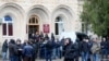 Протестующие в Абхазии у здания администрации президента