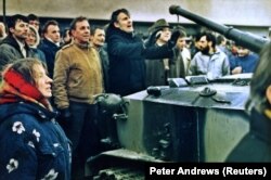 Літоўцы блякуюць савецкія танкі. Вільня, студзень 1991 году