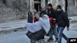 Жители восточной части Алеппо бегут от боевых действий, Сирия, 7 декабря 2016 года. 