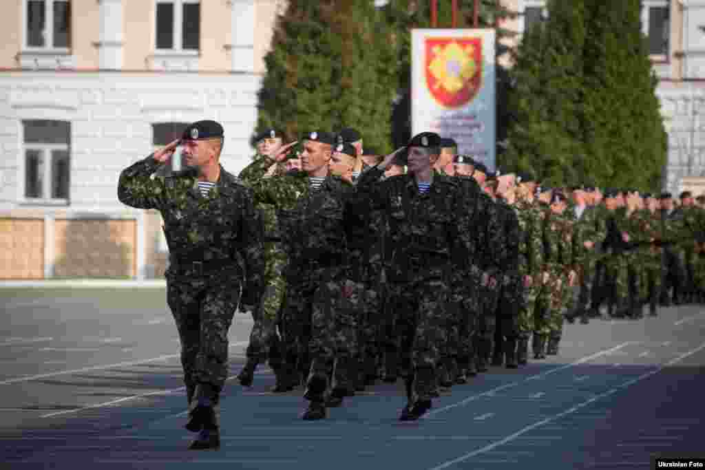 Выканаўца абавязкаў міністра абароны Міхаіл Коваль сустрэўся з марскімі пяхотнікамі, якія прыбылі з Крыму. Пяхотнікаў разьмясьцілі у Прэзыдэнцкім палку