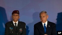 Beniamin Netanyahu și șeful demisionar al Statului Major al Forțelor de Apărare ale Israelului, Aviv Kochavi. Noul șef este Herzi Halevi, luni, 16 ianuarie 2023.
