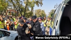 Задержание возможного участника протеста на месте предполагаемой антиправительственной акции. Алматы, 21 сентября 2019 года.