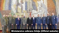 Aleksandar Vulin, aktuelni ministar unutrašnjih poslova i nekadašnji ministar odbrane Srbije, na fotografiji sa srpskim oficirima gostima Vojne akademije u Moskvi, 26. aprila 2019.