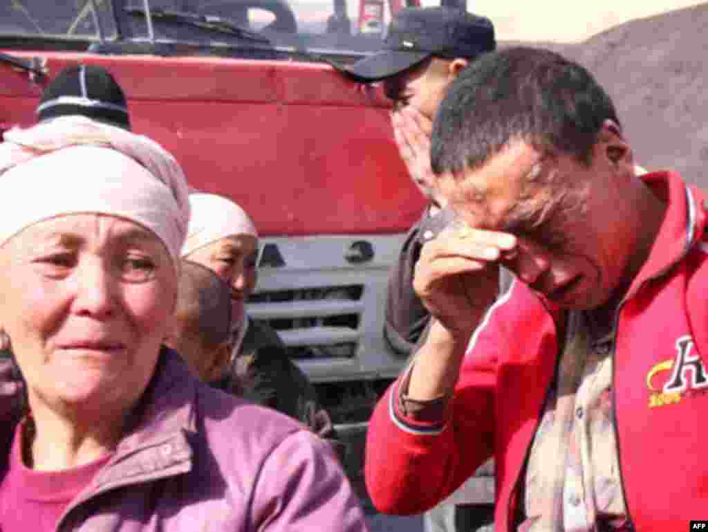 Residents are overwhelmed by the loss of life. - KYRGYZSTAN, NURA : A Kyrgyz man cries at the site of a major earthquake in Nura on October 6, 2008. Rescuers raced to reach a remote village in Kyrgyzstan on Monday after a strong earthquake killed at least 72 people in a mountainous area near the border with China, officials said. The quake late Sunday, which measured magnitude 6.6 according to the US Geological Survey (USGS), razed the village of Nura in the isolated Alaisky district, high in the Tian Shan mountain range. A