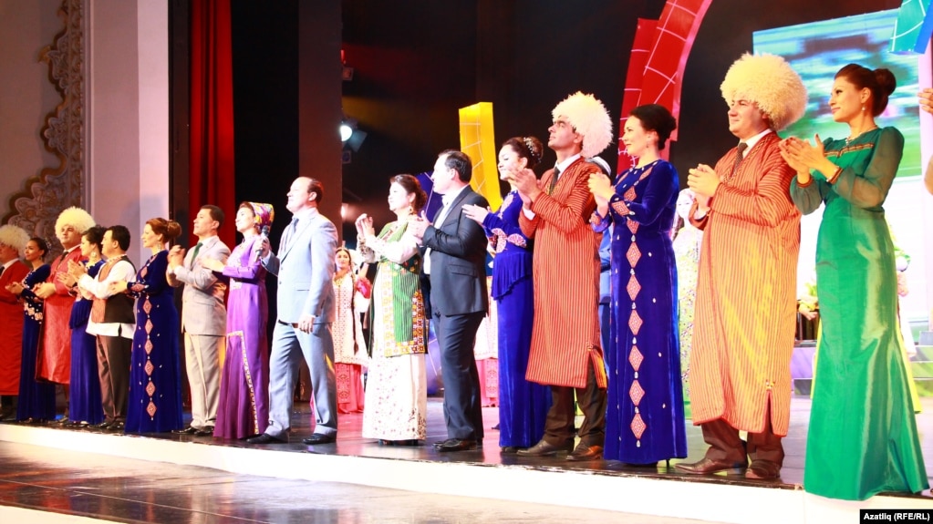 هنرمندان، نمایشی را که به مناسبت «روزهای فرهنگ ترکمنستان» در سال ۲۰۱۴ برگزار شده بود، به پایان می‌برند