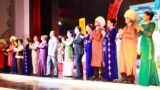 هنرمندان، نمایشی را که به مناسبت «روزهای فرهنگ ترکمنستان» در سال ۲۰۱۴ برگزار شده بود، به پایان می‌برند