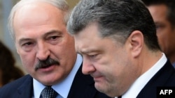 Олександр Лукашенко (л), Петро Порошенко (п), архівне фото