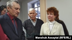 Галина Арзамасова (оң жақта) сот ғимаратында тұр. Талғар, 25 желтоқсан 2019 жыл.