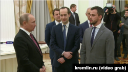 Илья Сачков, обвиняемый в госизмене (справа), и президент РФ Владимир Путин (слева)