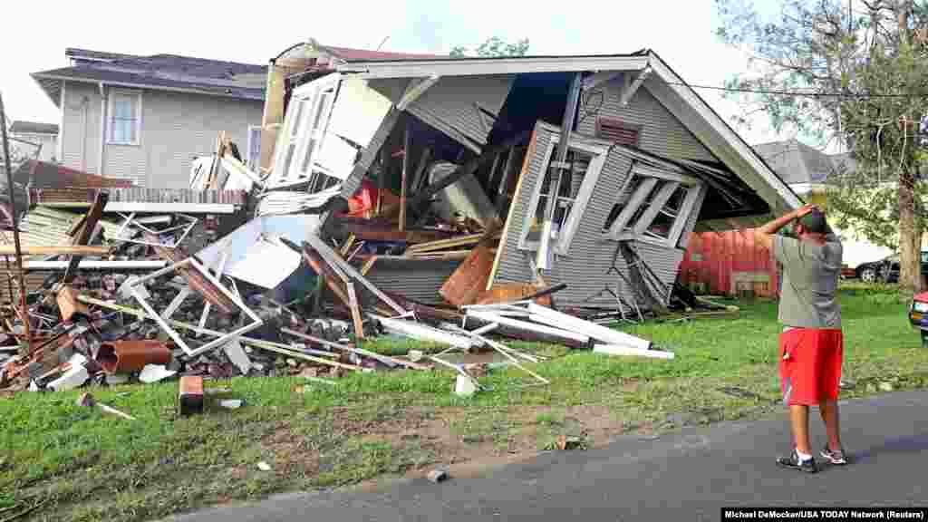 Dartanian Stovall gleda prema kući koja je srušena dok se nalazio unutra kada je prošao uragan Ida, New Orleans, Louisiana