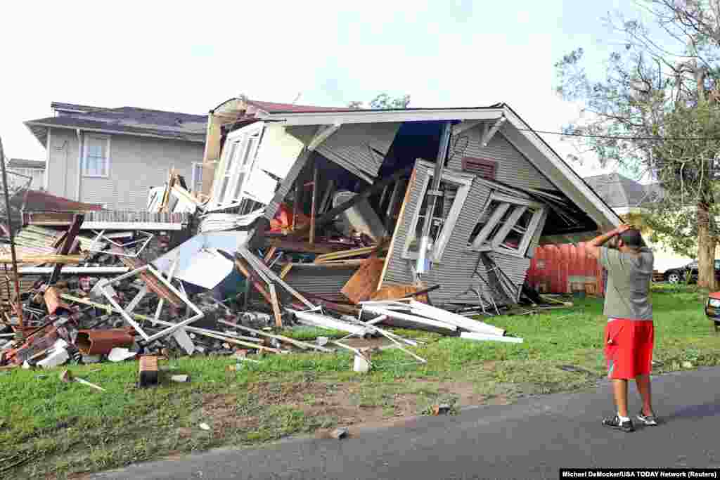 Dartanian Stovall duke shikuar shtëpinë që u shemb teksa ai ndodhej brenda saj, përderisa Nju-Orlinsin po e godiste uragani Ida. (30 gusht)