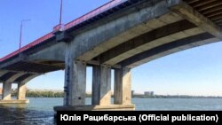 Раніше у прокуратурі заявили, що трьох посадовців мерії Дніпра, підозрюваних у розтраті понад 29 мільйонів гривень бюджетних коштів під час ремонту Центрального мосту, а також посадовця, який здійснював технічний нагляд, оголосили в розшук