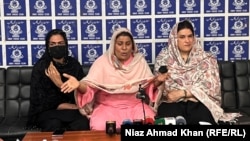 فرزانه او د هغې ملګرې په سوات پرېس کلب کې خبري غونډه کوي - د نومبر ۲۲مې انځور 